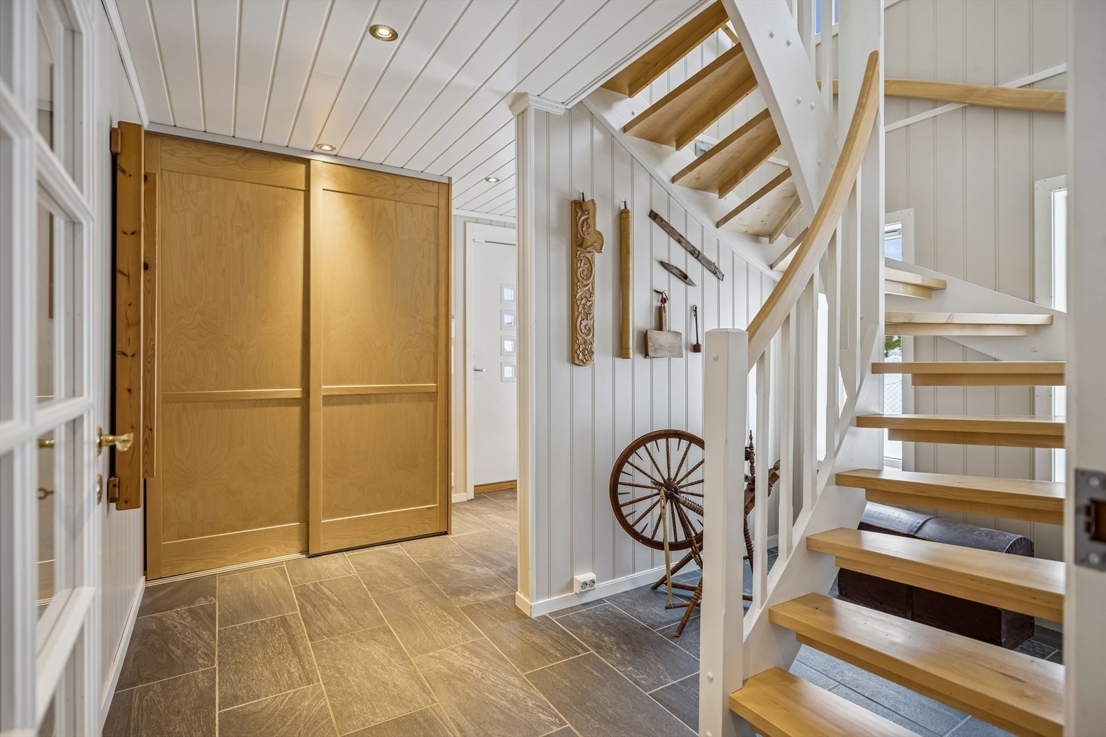 Velkommen inn i en romslig entré med god plass til garderobeløsning. Foto: EFKT. Fotograf: Bente Nijora Aalberg Galleribilde