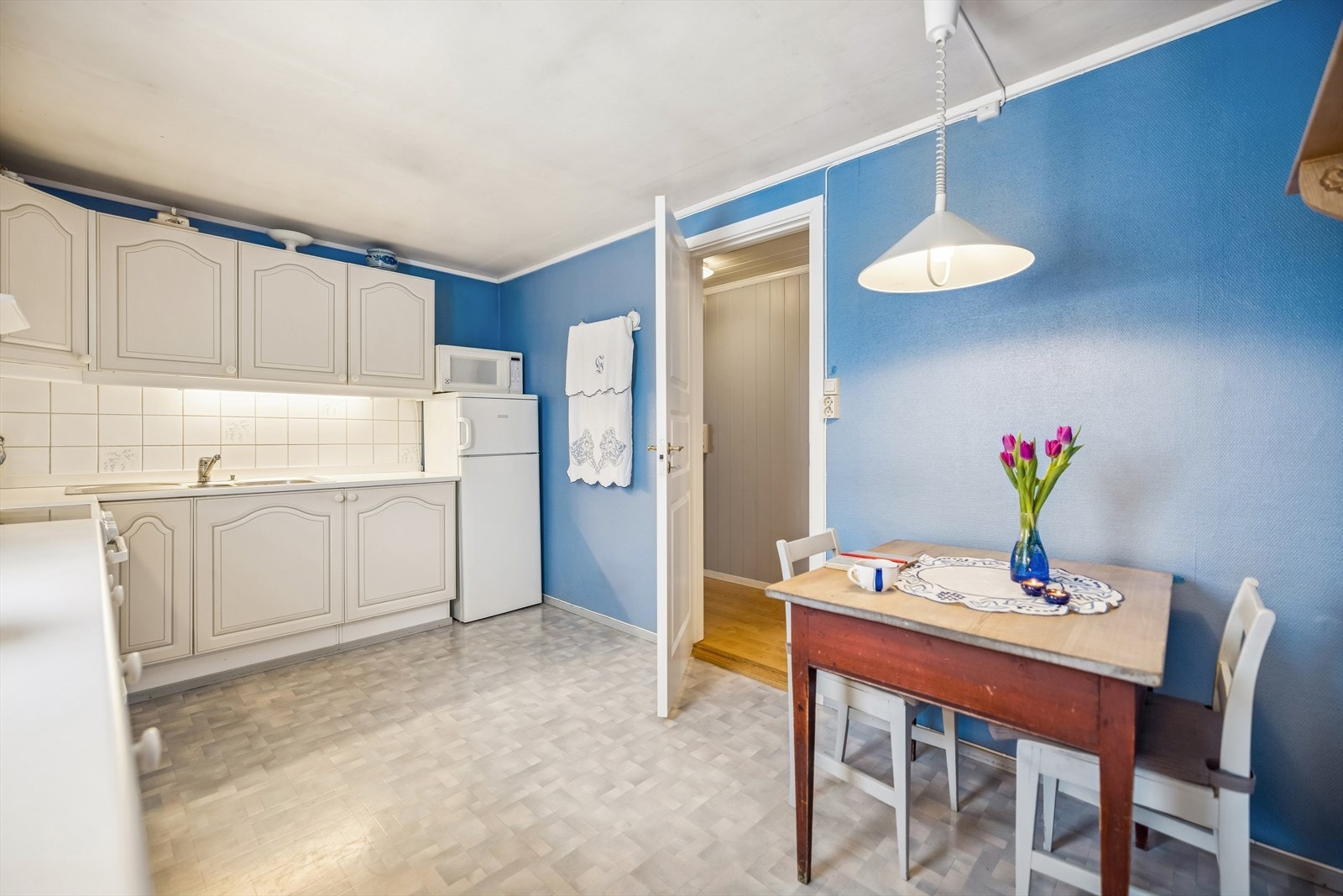 Innredning har plass til frittstående hvitevarer. Kombiskap og komfyr følger med ved salg. Galleribilde