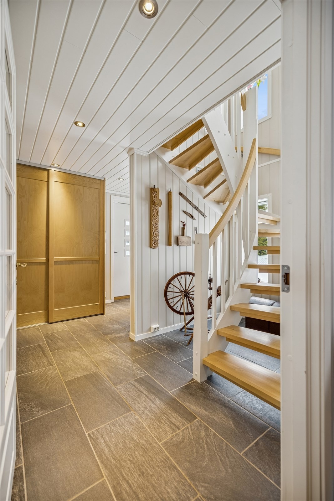 Trappen opp til andre etasje ble fornyet i 2012 og gir boligen et moderne preg. Galleribilde