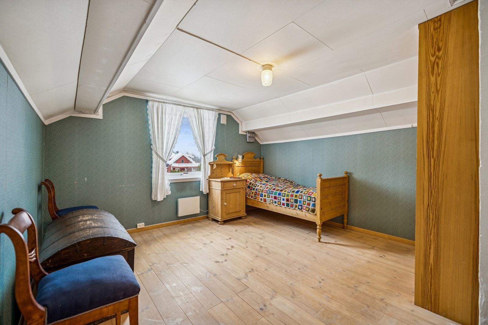 Det ene rommet i andre etasje har heltre gulv og gode møbleringsmuligheter. Galleribilde