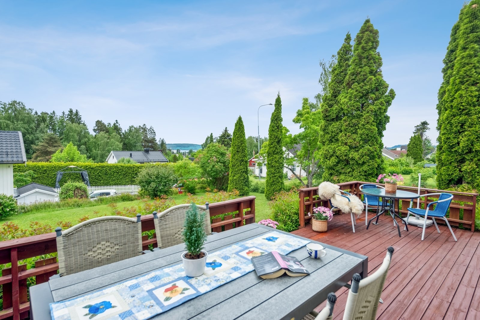 Den store terrassen på 36 m² har gode solforhold og plass til sittegruppe. Utsikt mot Mjøsa. Galleribilde