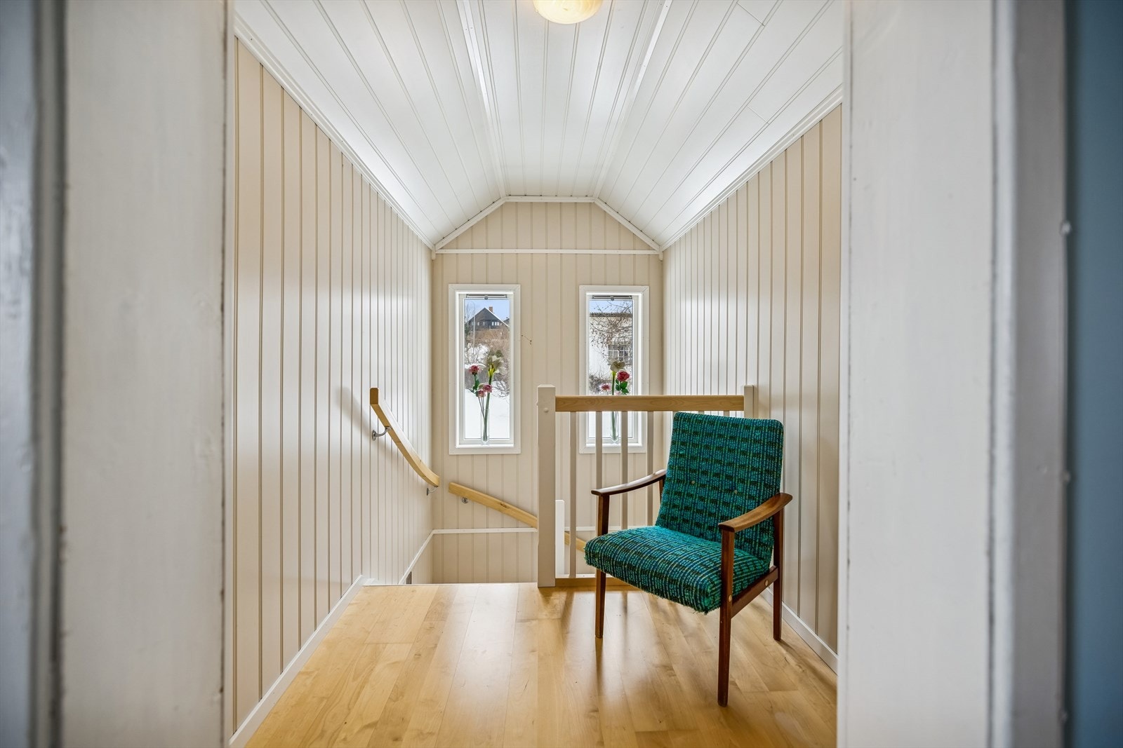 Trapperommet i andre etasje leder til etasjens øvrige rom. Lyst og delikat. Galleribilde