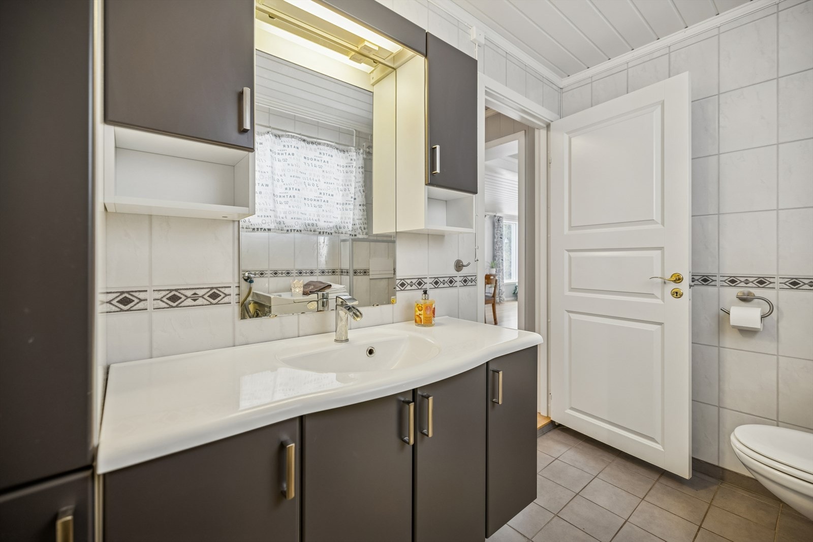 Badet i første etasje ble modernisert i 2013. Galleribilde