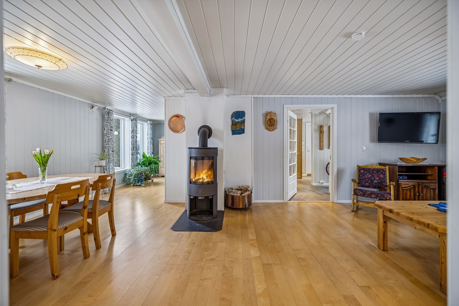 Boligen har to stuer som gir fleksible soner for familieliv og avslapning. Det er varme i gulv under parkett på stue. Galleribilde