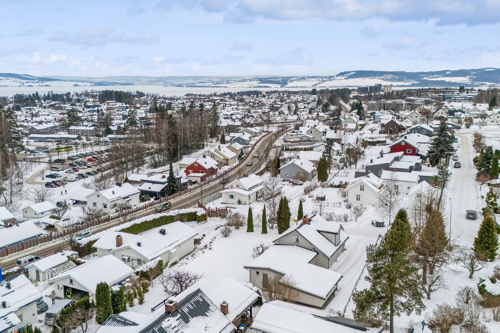 Området har et svært godt skoletilbud, med Ajer ungdomsskole og Hamar katedralskole i nærheten. Galleribilde