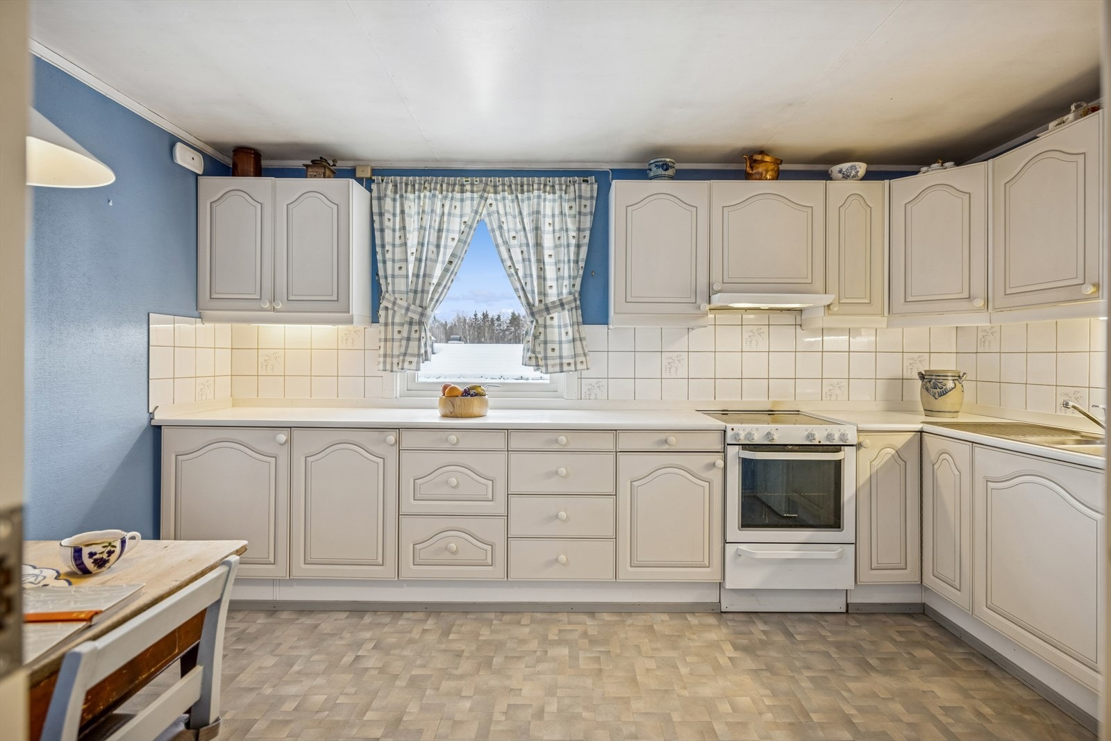 Kjøkkenet har godt med skap- og benkeplass. Klassisk innredning fra 1991. Galleribilde