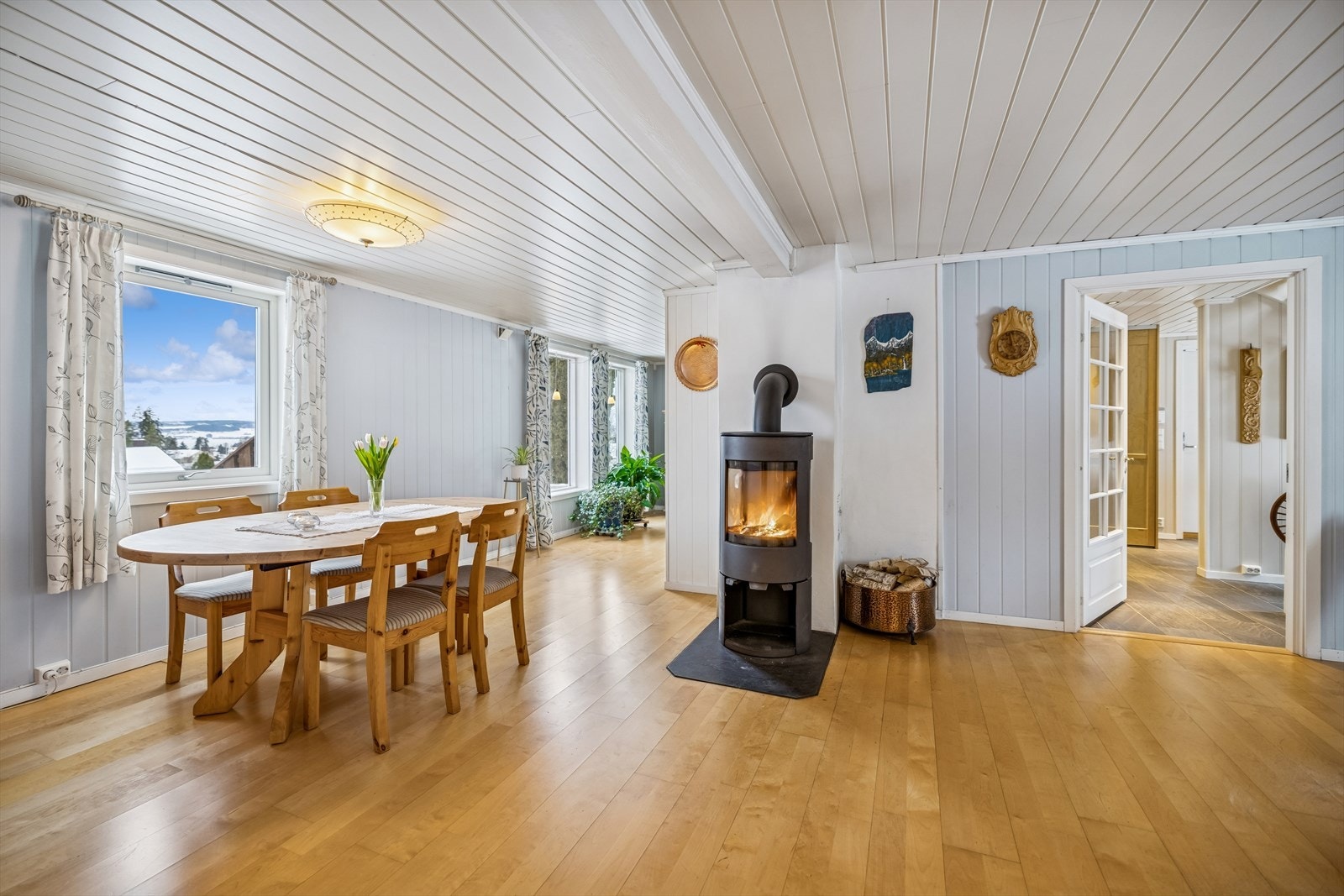 Stuen har rikelig med plass til både spisebord og flere sittegrupper. Galleribilde