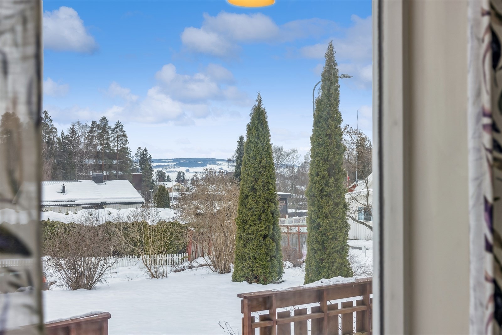 For en aktiv hverdag ligger Ankerskogen friluftsområde kun et par minutters gange unna. Fra stue vinduet er det Mjøs-gløtt. Galleribilde