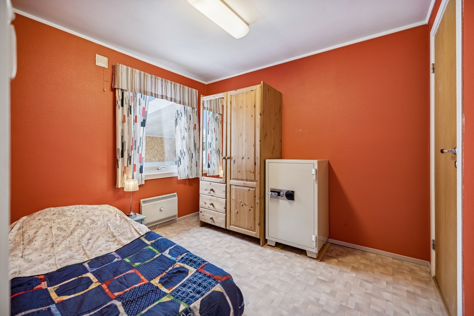 Boligen har til sammen 3 soverom hvorav dette rommet ligger i 1. etasje. Safe følger med ved salg. Galleribilde