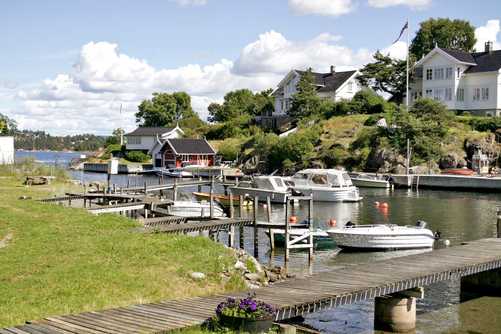 Det er flere steder i nærheten hvor det leies ut båtplasser. Galleribilde