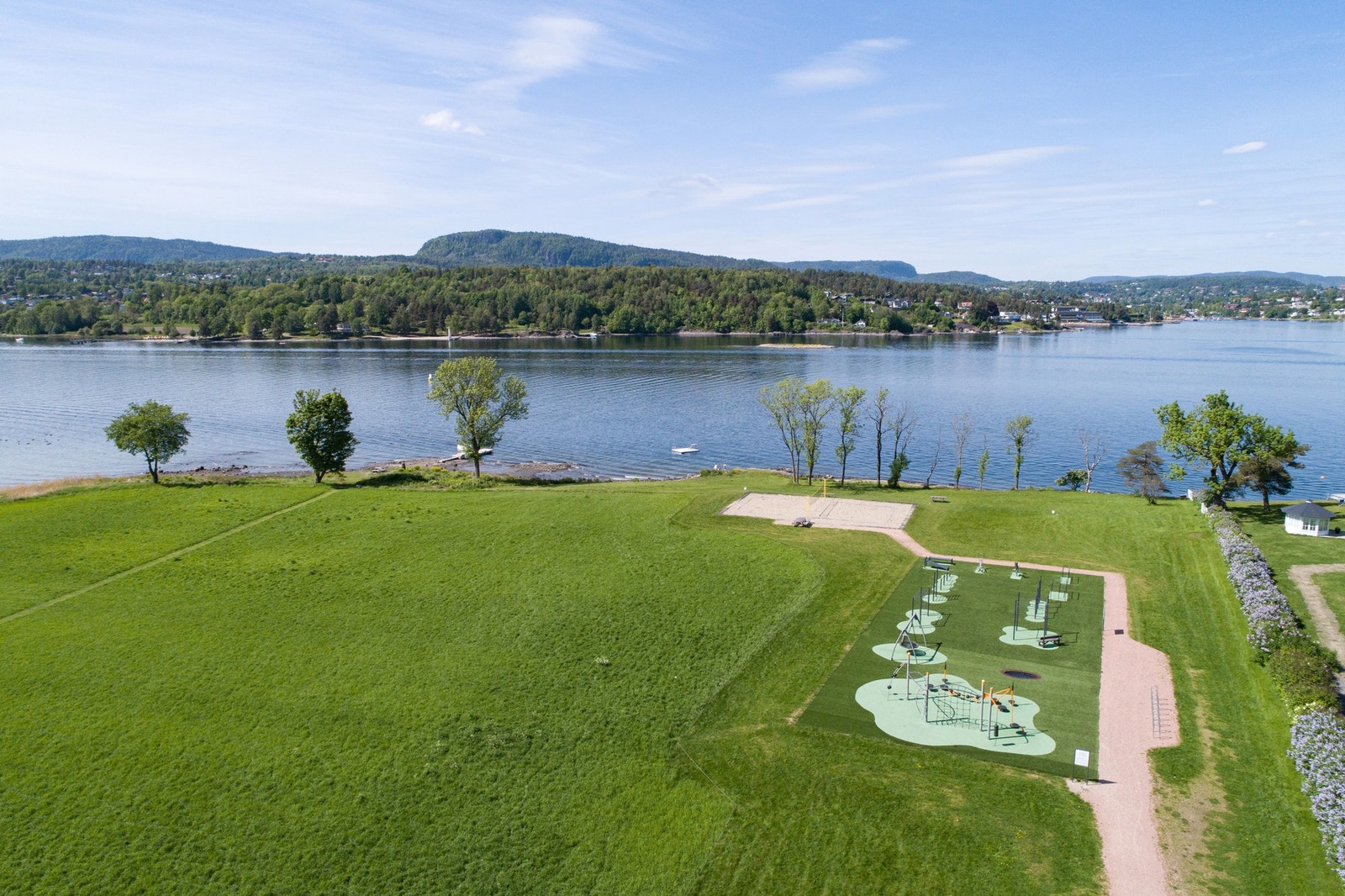 Tre minutter fra boligen finner du denne flotte aktivitetsplassen. Tuftepark, lekeplass, sandvolley, badestrand og badeflåte. Galleribilde