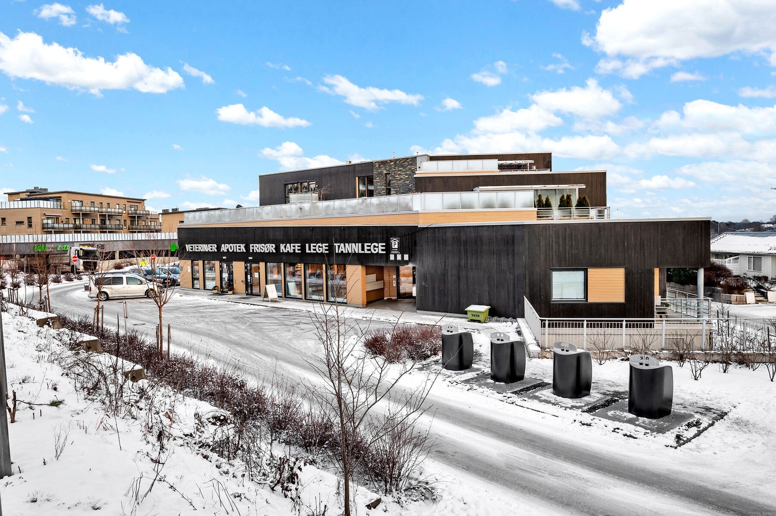 Kiwi, blomsterbutikk/café, dyrlege og apotek. Galleribilde