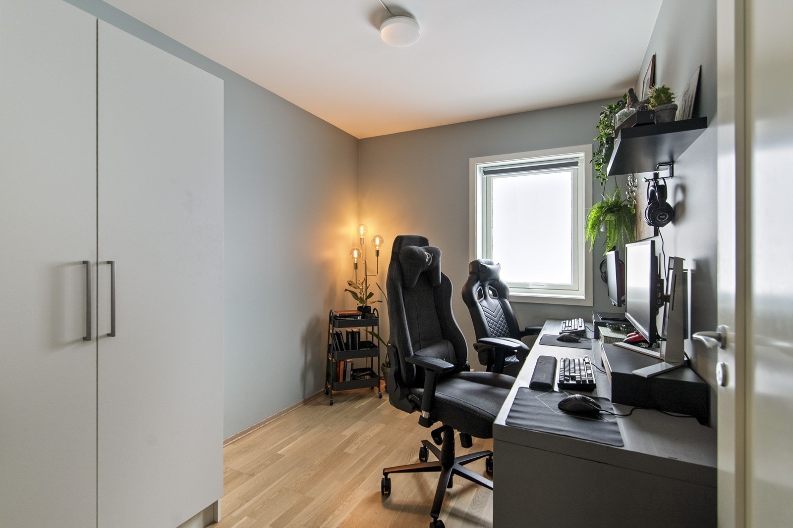 Har du ikke behov for begge som soverom, får du et fleksibelt ekstrarom som kan brukes som gjesterom, hjemmekontor - eller kanskje et lite treningsrom. Galleribilde