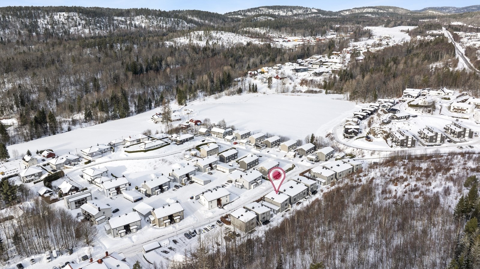 I nærområdet finnes flere merkede turstier, blant annet De grønne turene , samt preparerte skiløyper vinterstid. Galleribilde