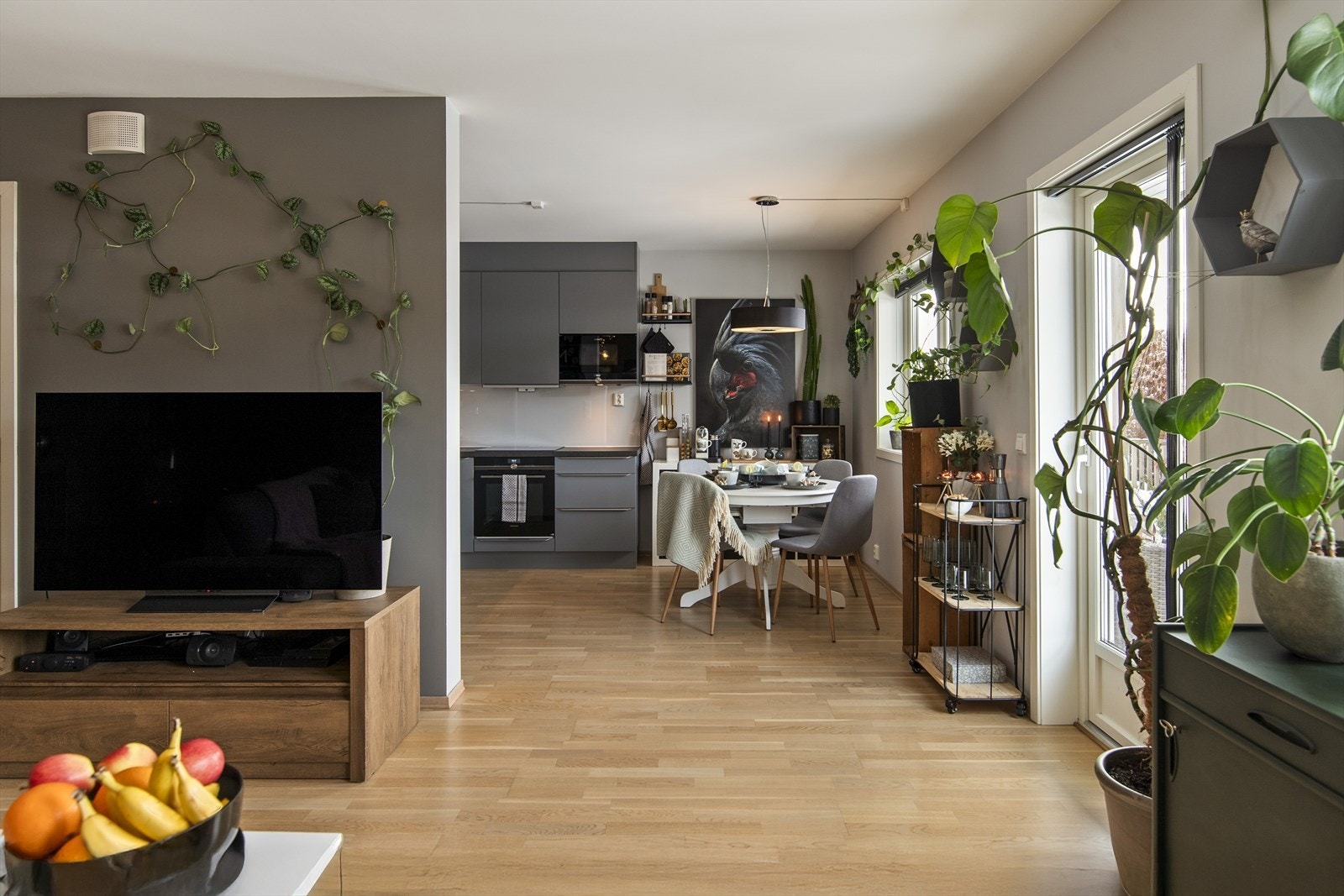 Stuen har en delvis åpen løsning mot kjøkkenet som er praktisk når gjester er på besøk. Galleribilde