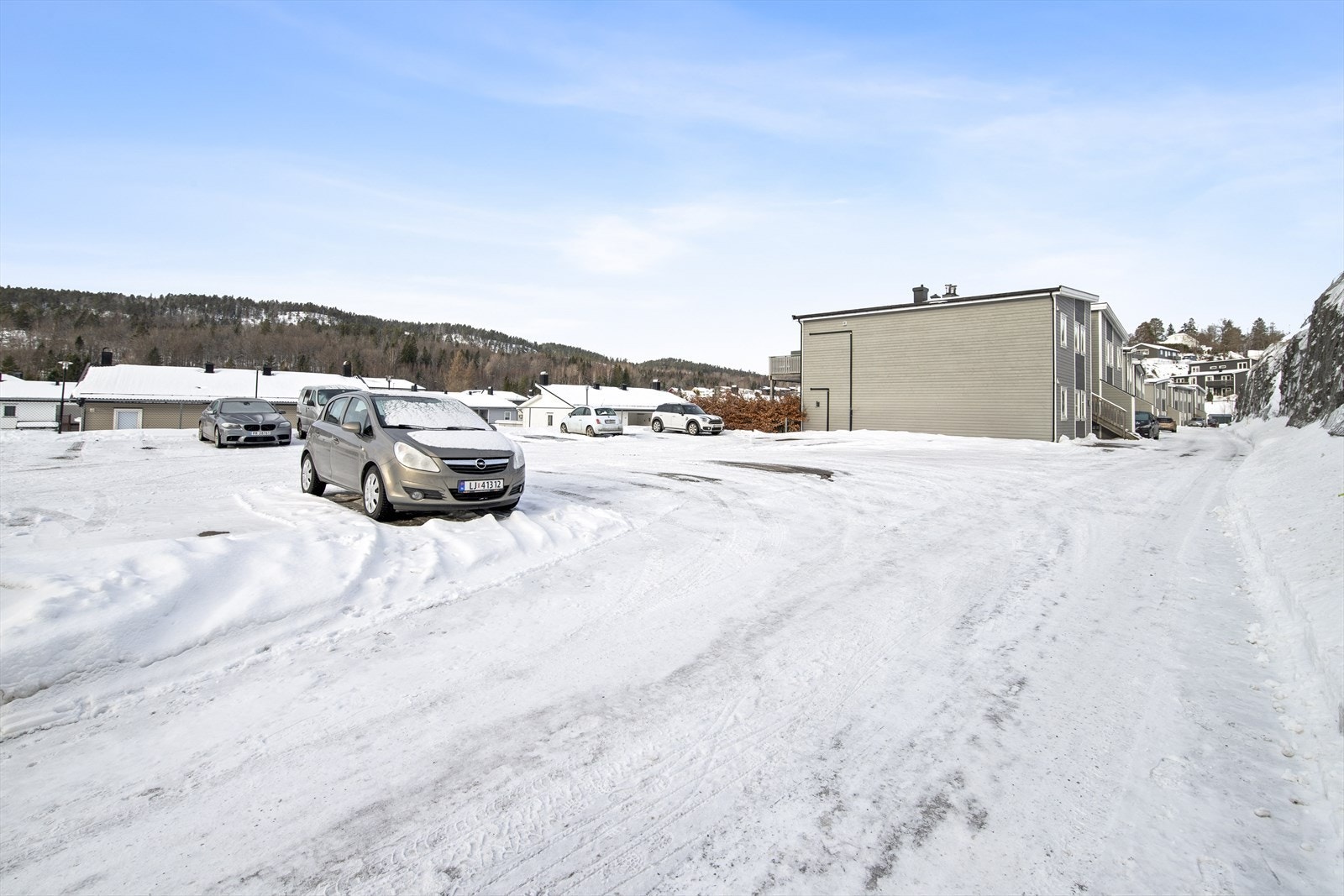 Ellers er det parkering på felles parkeringsplass. Galleribilde