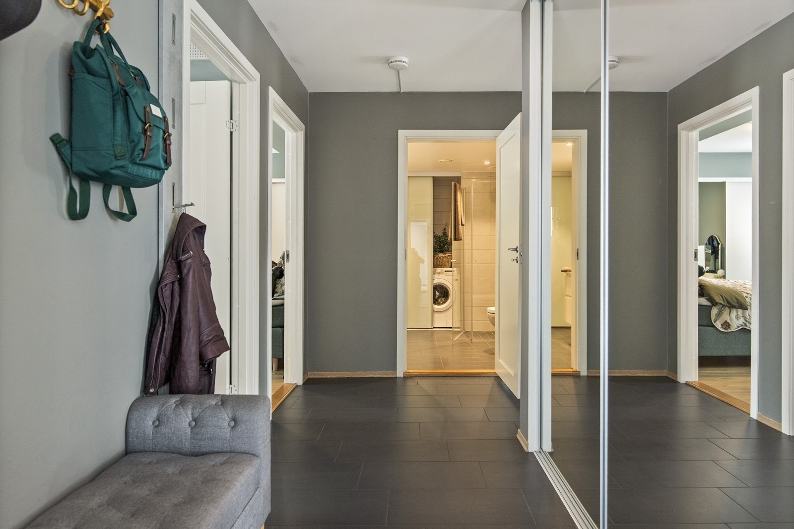 Her er det også plass til skoskap, knagger og annen praktisk oppbevaring. Galleribilde