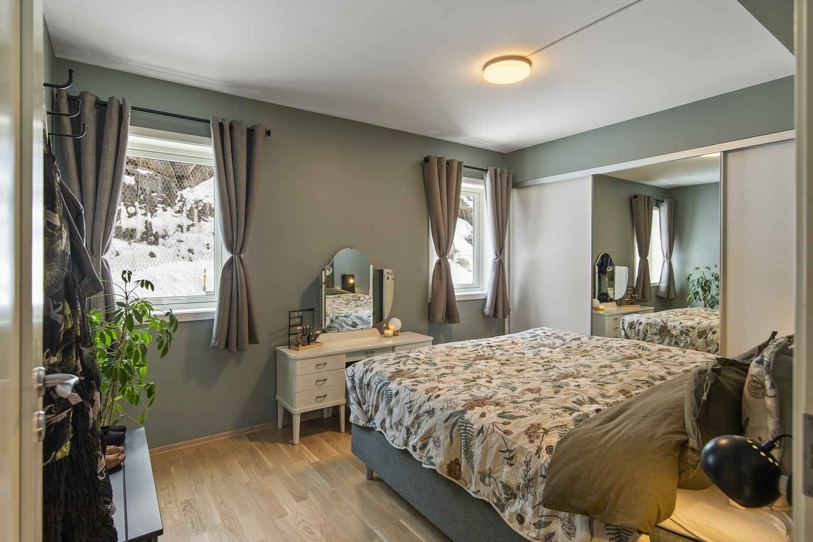 Ettersom hovedsoverommet er svært romslig, er det god plass til dobbeltseng, nattbord på hver side og øvrig møblement. Galleribilde