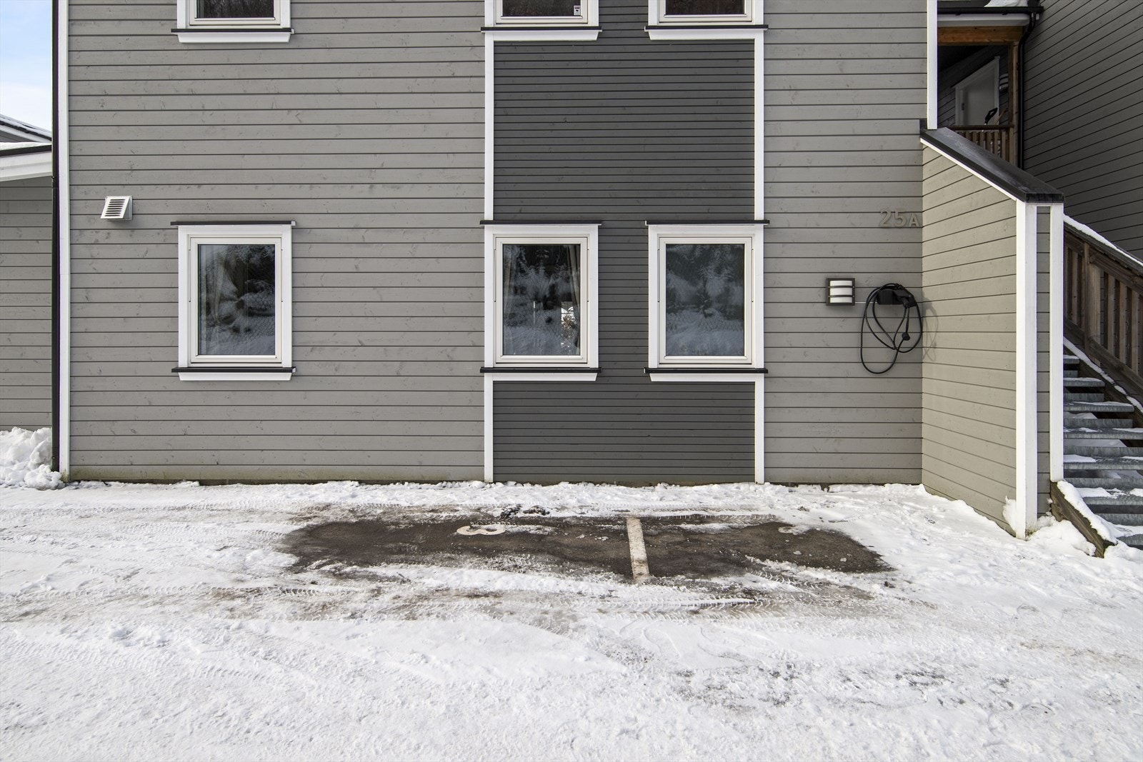 Utfør leiligheten er det parkeringsplass med el-billader. Galleribilde