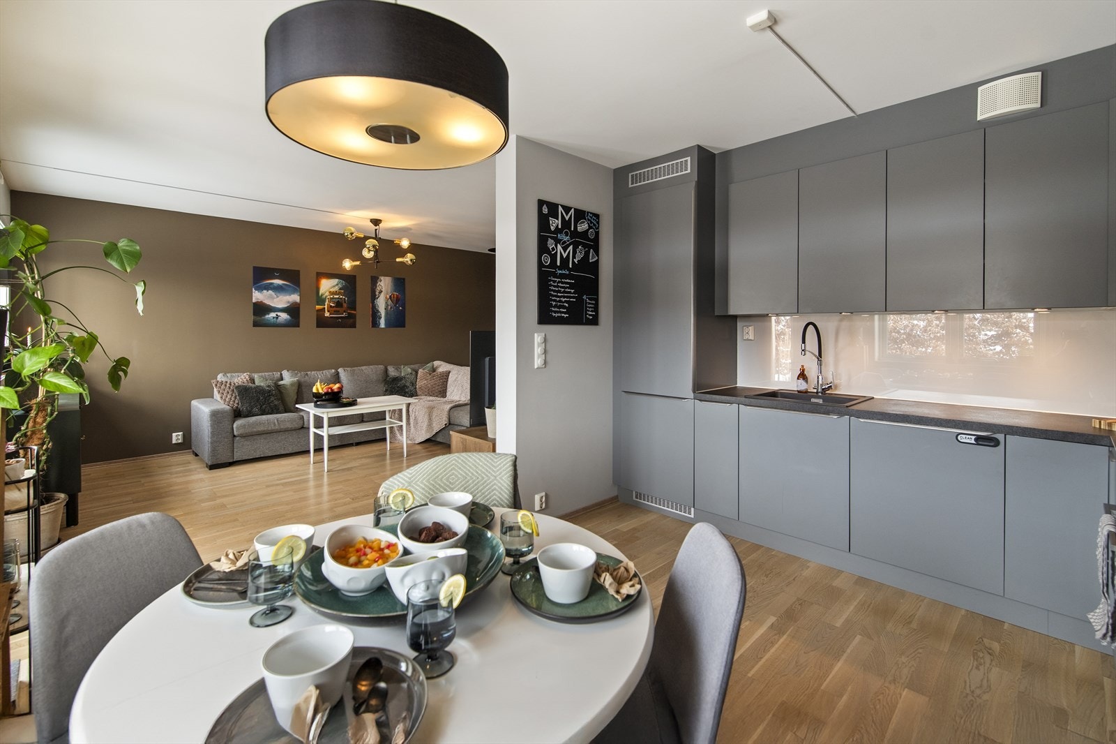 Her er det god plass til et hyggelig spisebord. Galleribilde