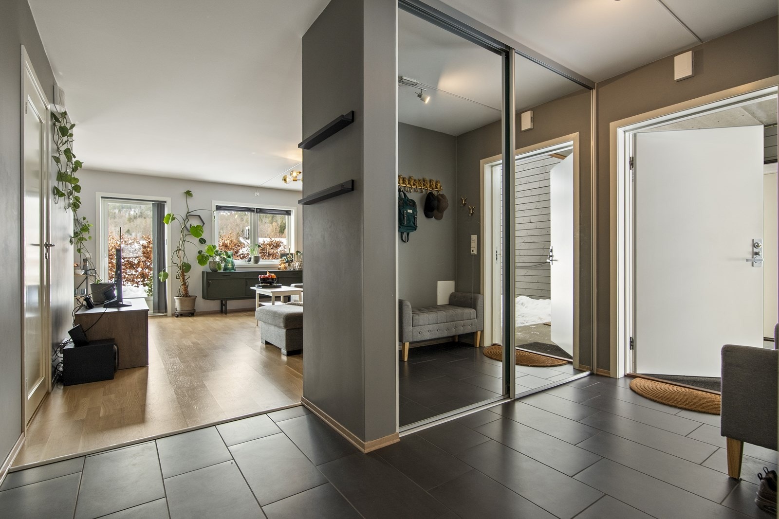 Du ønskes velkommen inn i en romslig entré med stor skyvedørsgarderobe med speil, som gjør det enkelt å holde orden og "gjemme bort" yttertøy og sko. Galleribilde