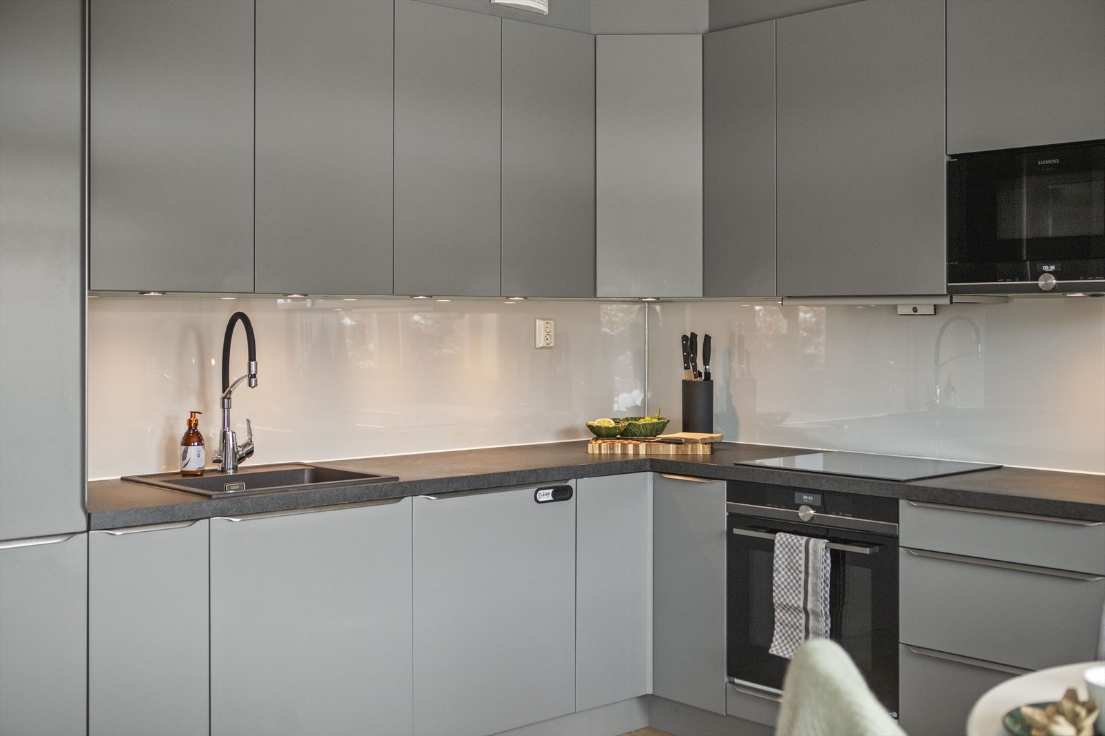 Glassplate er montert hele veien i sprutsonen under overskapene. Galleribilde