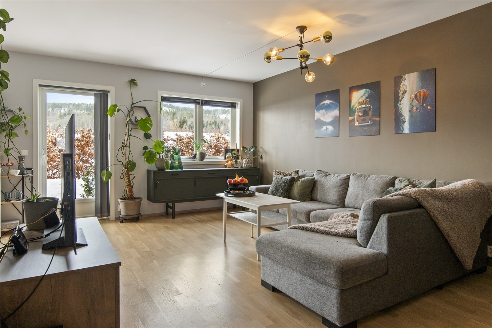 Du har en naturlig plass til både sofagruppe, spisebord og TV med tilhørende møblement. Galleribilde