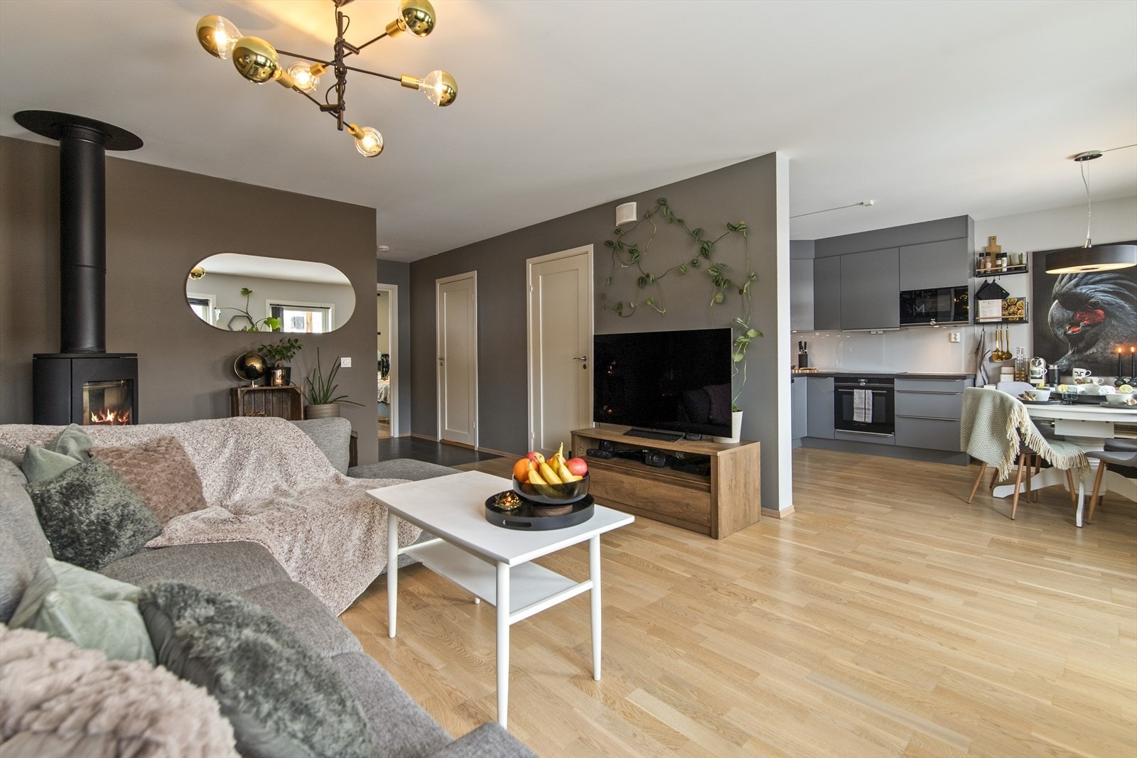 I stuen finner du en koselig peis, som bidrar til varme og hygge på kalde høst- og vinterdager. Galleribilde