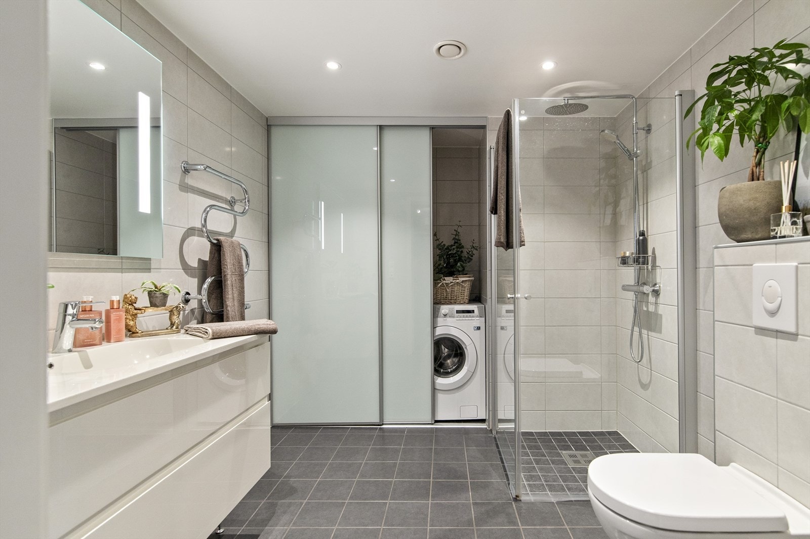 Her får man en behagelig start på dagen med deilig gulvvarme og godt albuerom både innenfor og utenfor dusjen. Galleribilde