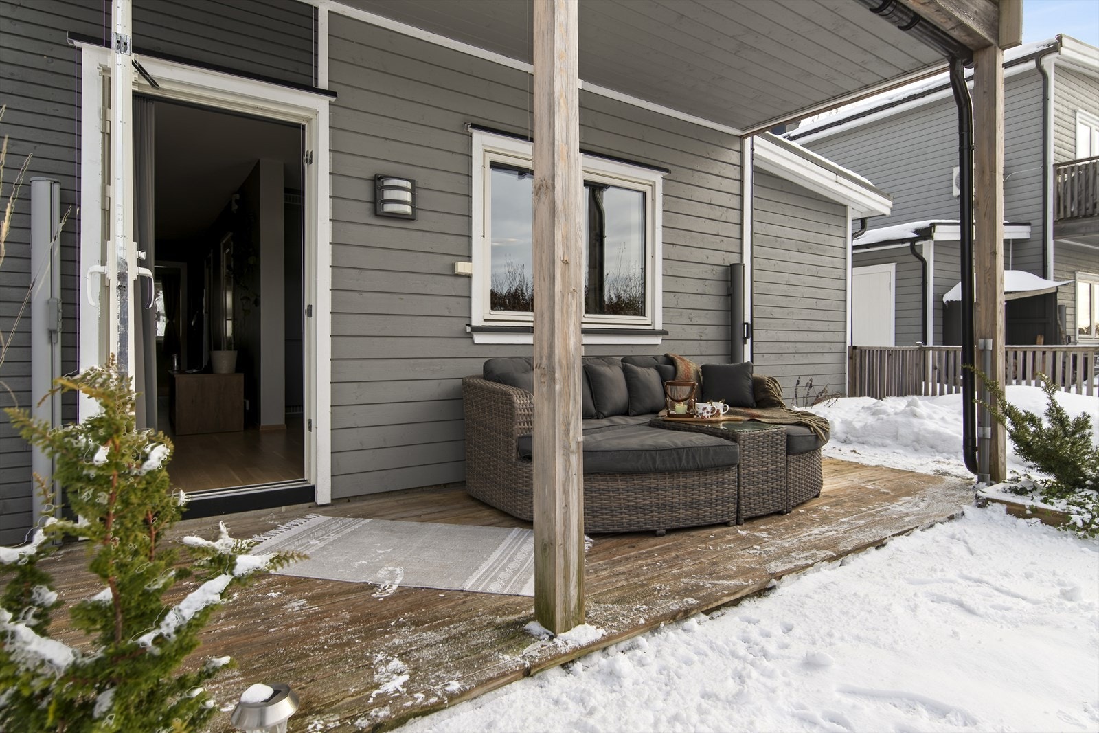 terrassen er på ca. 10 m2 så her har du fine møbleringsmuligheter. Galleribilde