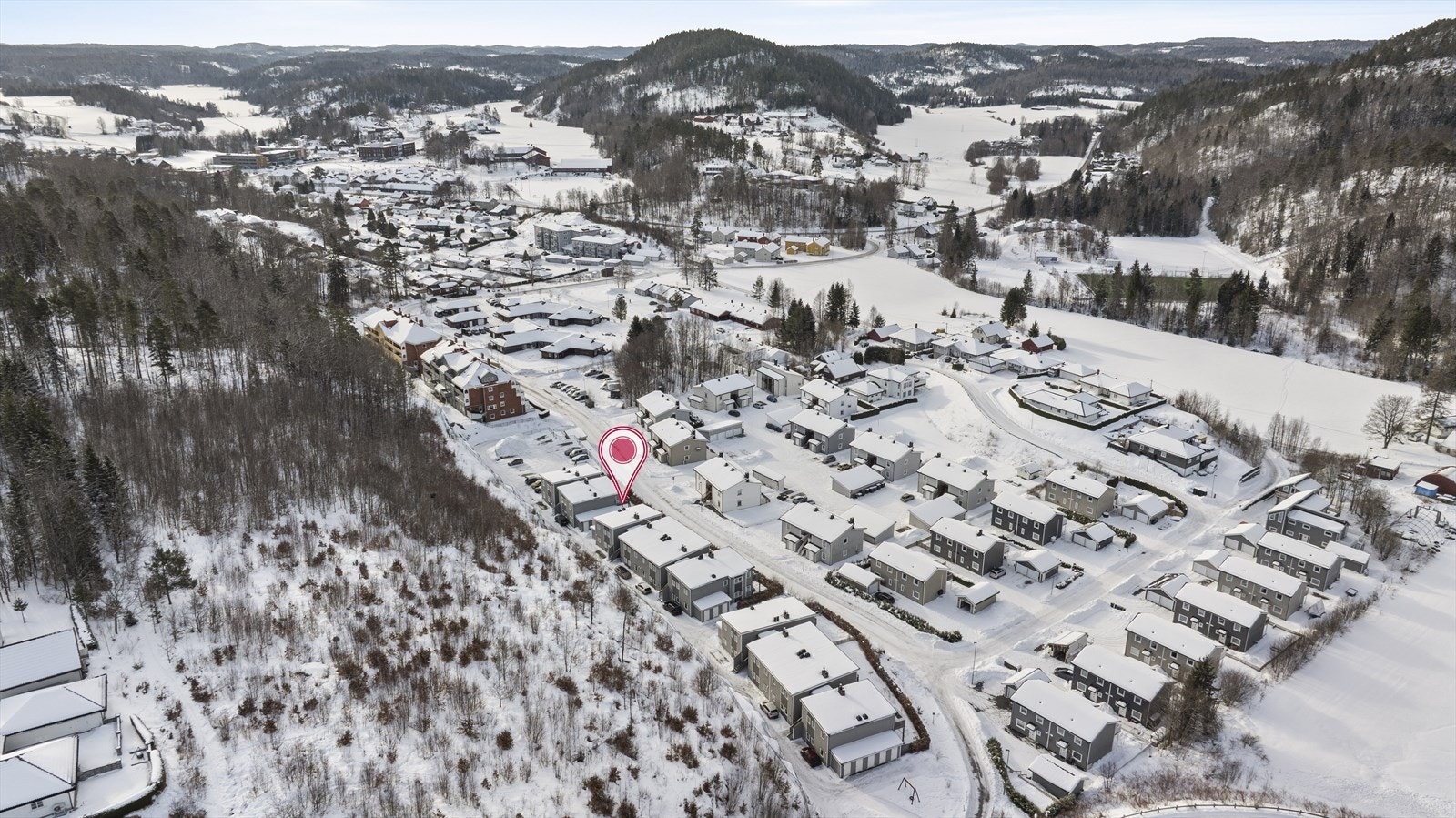 Her finner man dagligvarebutikker, apotek, post i butikk, banktjenester, kafé, blomsterbutikk og andre lokale forretninger. Galleribilde