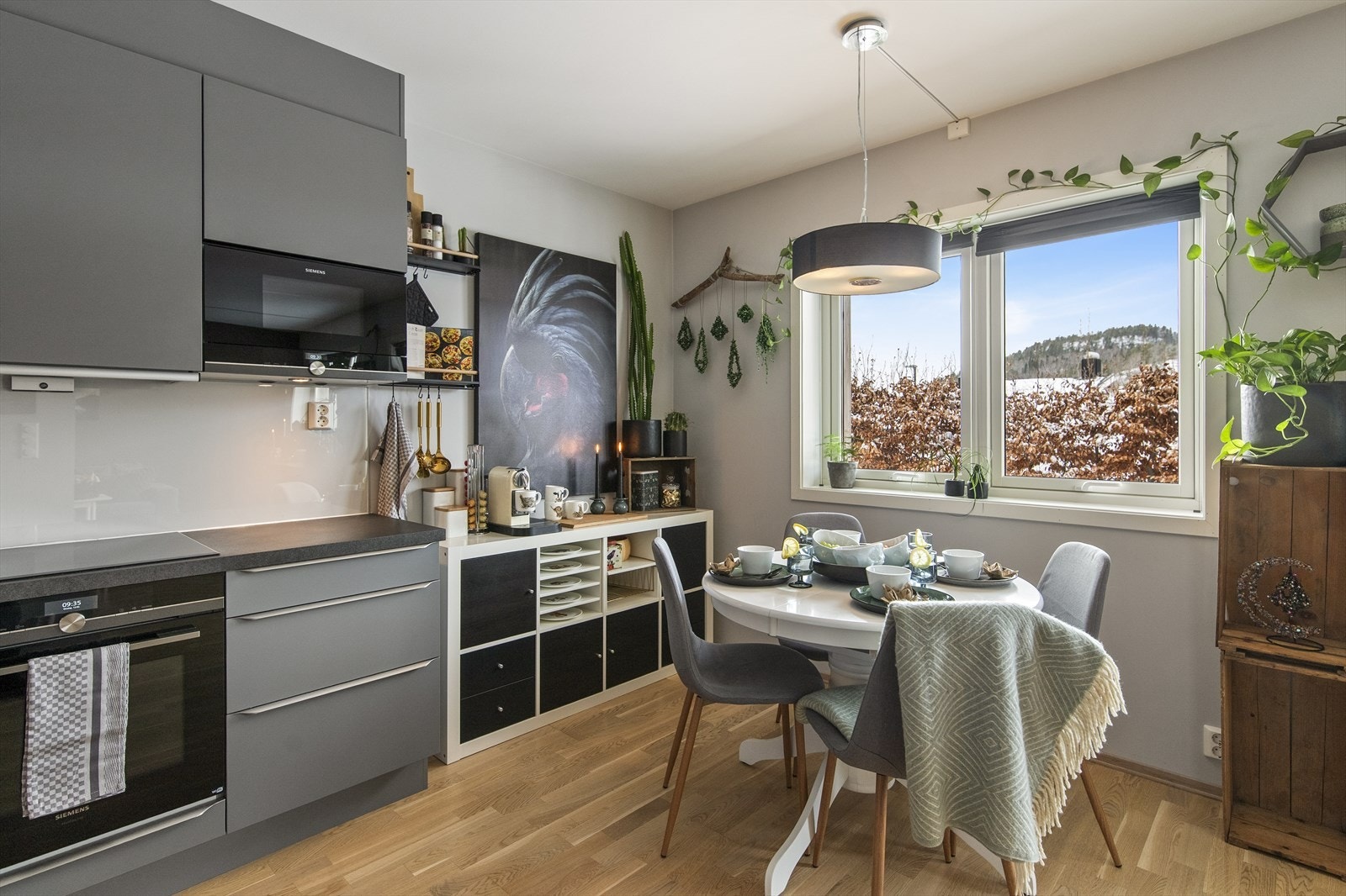 Det er godt med skap- og benkeplass på kjøkkenet for matlaging og oppbevaring. Galleribilde