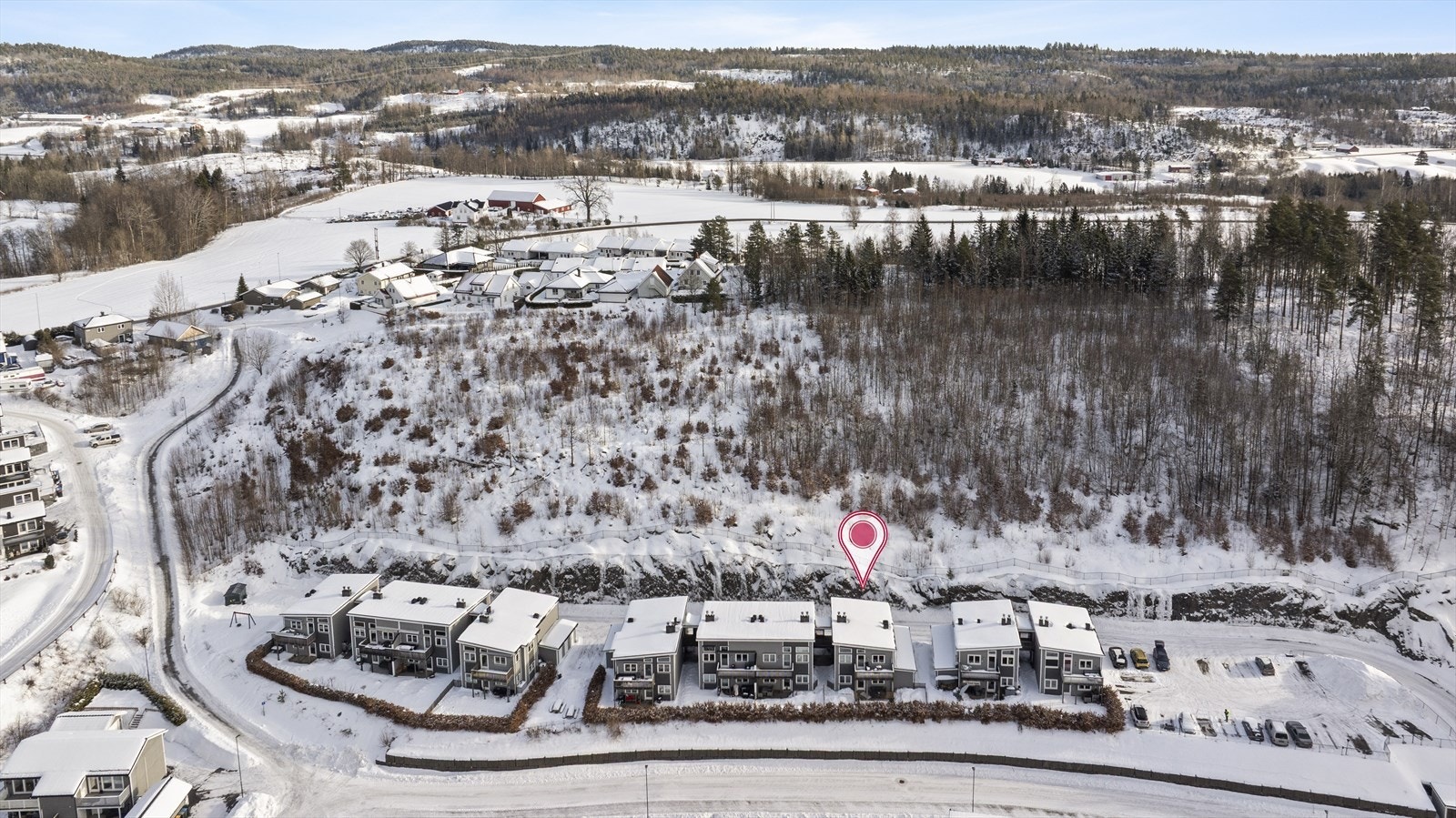 Skjeggerødveien 25 har en rolig og tiltalende beliggenhet i naturskjønne omgivelser i Andebu. Galleribilde