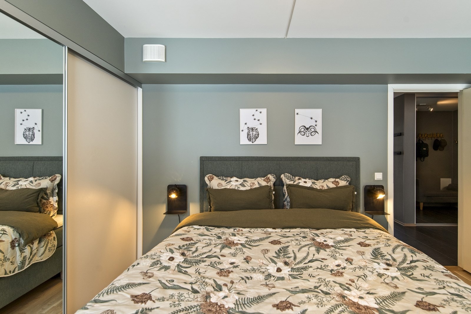 For at man skal ha et ryddig soverom er garderobeløsning viktig. Galleribilde