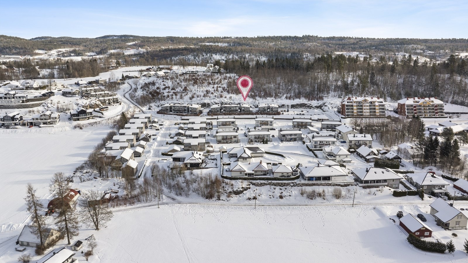 Eiendommen ligger sentralt til i Andebu sentrum med gangavstand til et bredt utvalg av servicetilbud. Galleribilde