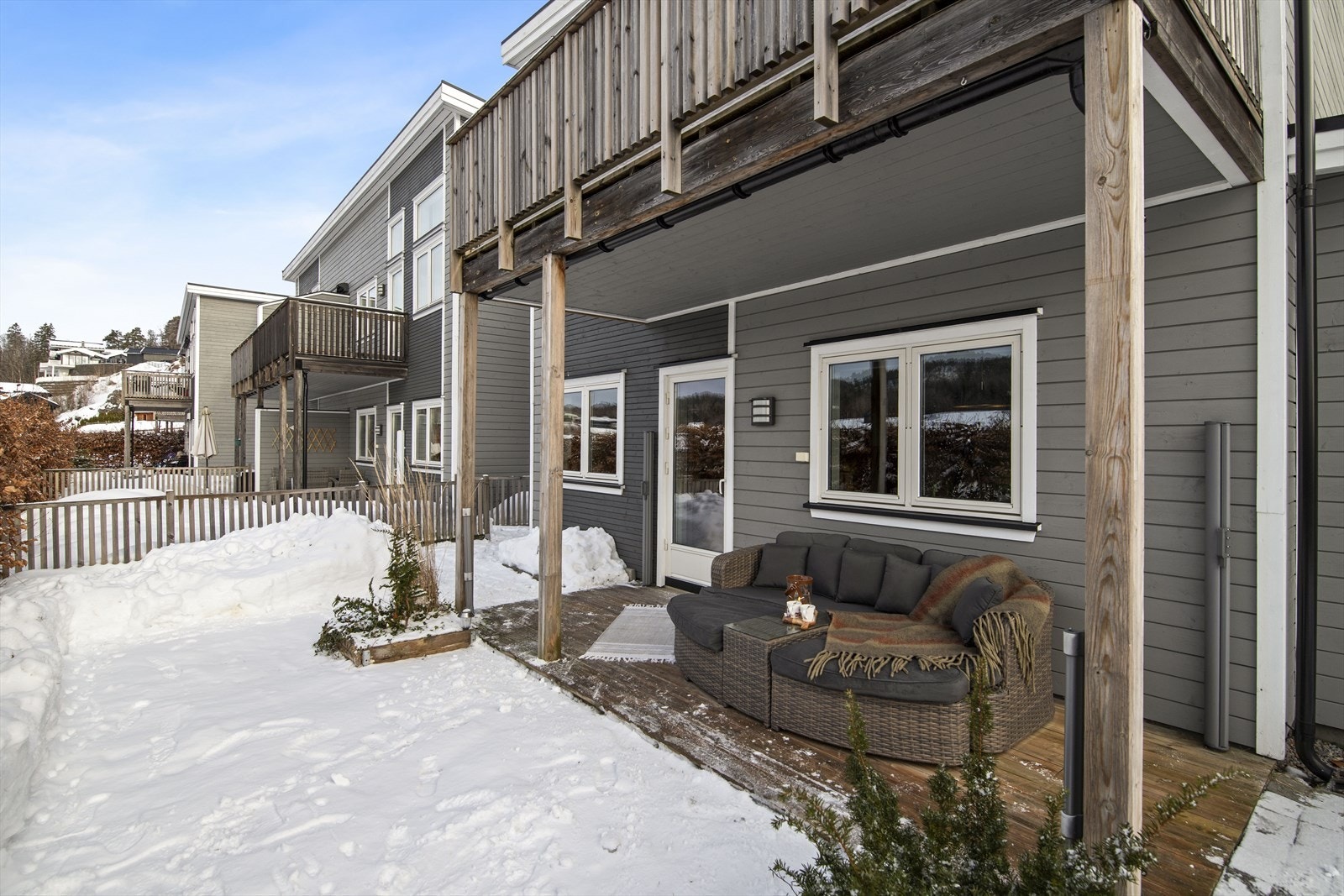 Det er god plass til sittegruppe og grill - perfekt for rolige ettermiddager og lange sommerkvelder. Galleribilde