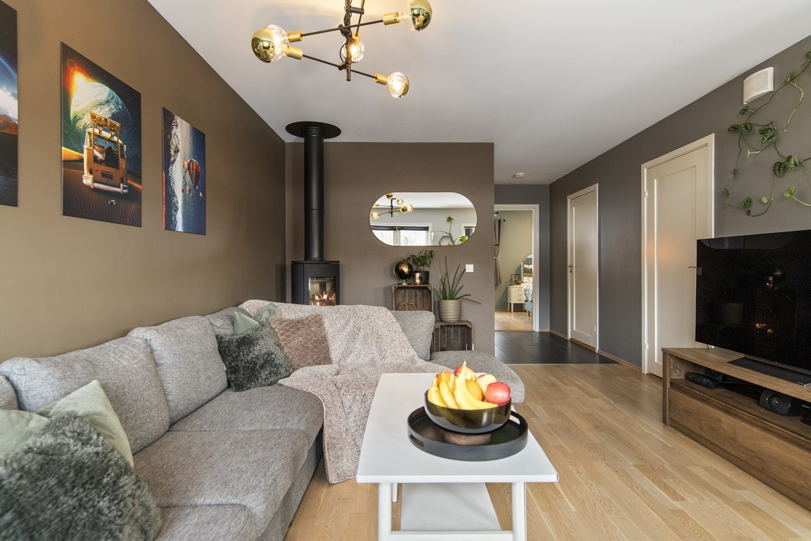 Gjennomgående pen og svært velstelt leilighet med minimalt av bruksslitasje, oppført i 2018. Galleribilde