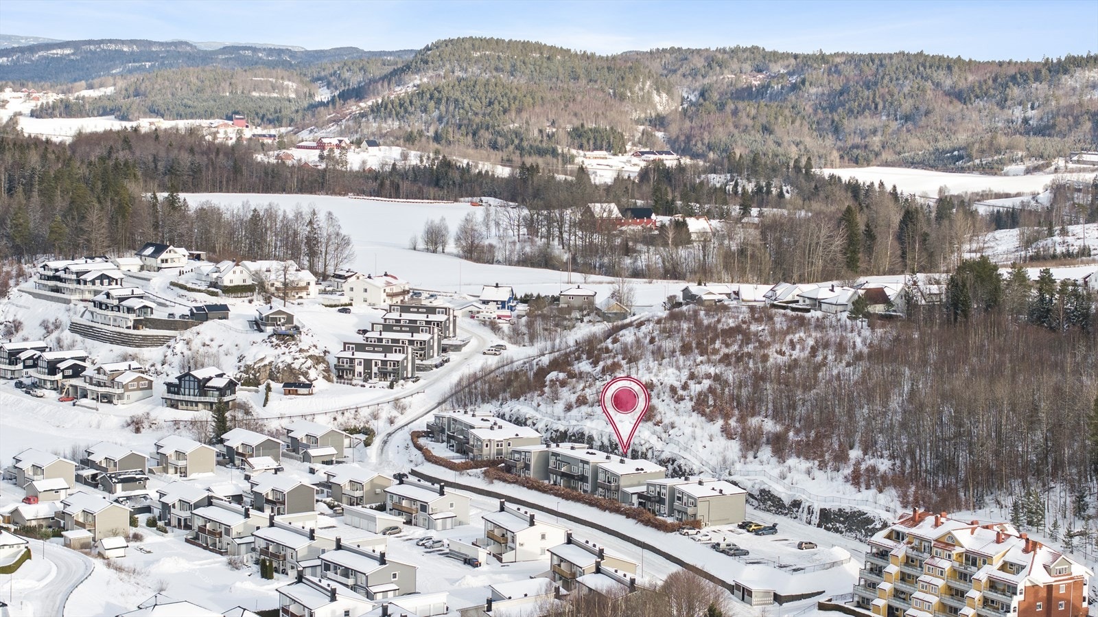 Området er preget av landlig karakter med grønne omgivelser, skog og mark, og gir gode rammer for et fredelig og behagelig bomiljø. Galleribilde