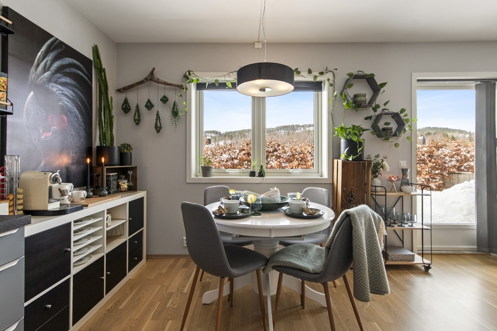 På varme sommerdager blir det naturlig å åpne terrassedøren, så blir hele stuen forlenget med den herlige terrassen. Galleribilde