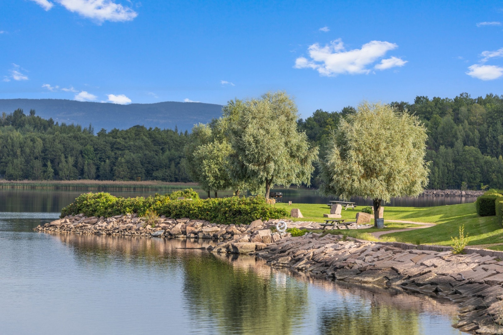 Flotte badeplasser i nærområdet med gode solforhold, barnevennlige strender og herlige sommerkvelder i kveldssolen. Galleribilde