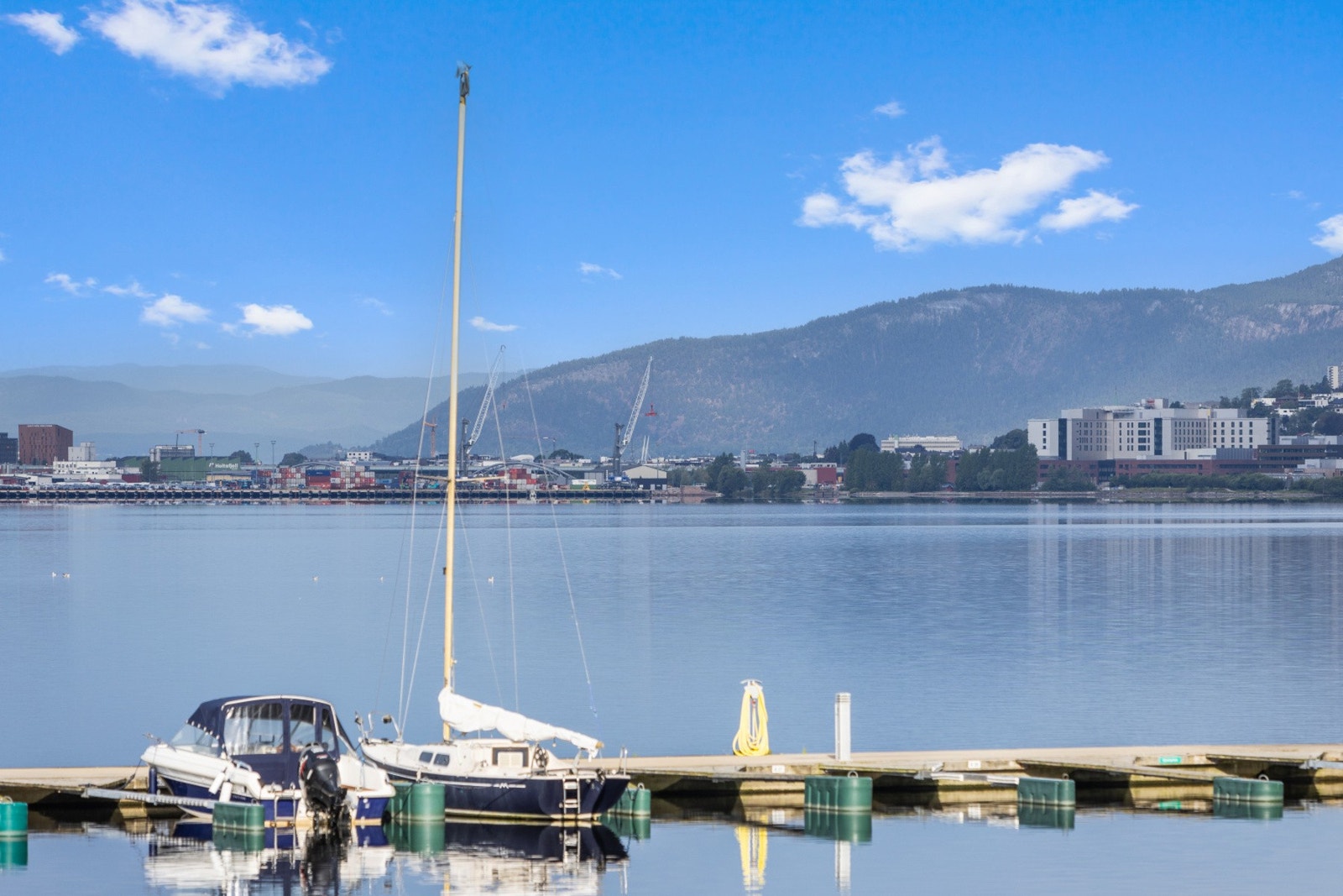 Båthavn i nærheten med mulighet for båtplass, perfekt for deg som ønsker et aktivt og maritimt liv ved sjøen Galleribilde