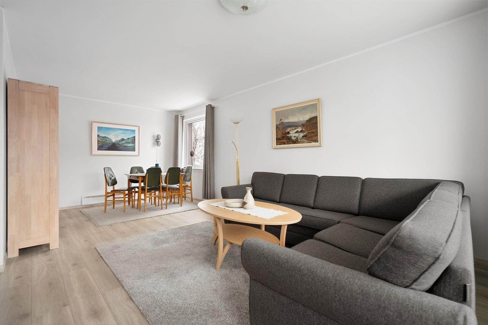 Stue gir god plass for både spisestuegruppe og sofa Galleribilde