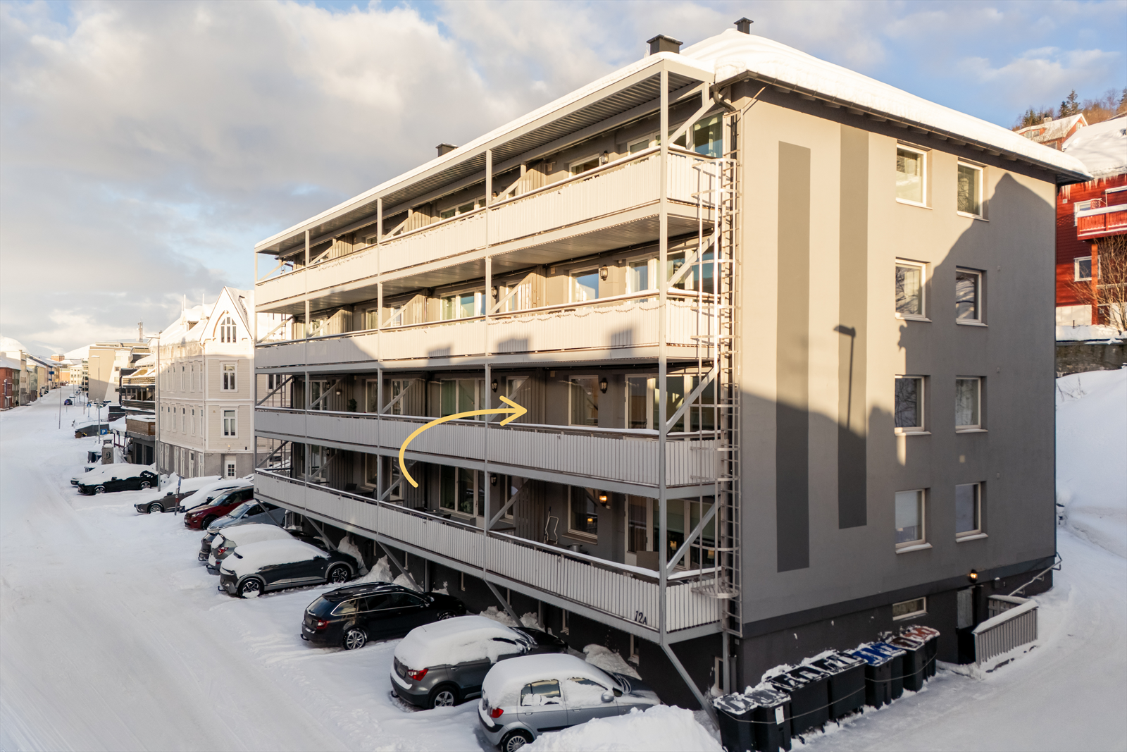 Leiligheten ligger i 2.etasje og på enden av bygget Galleribilde