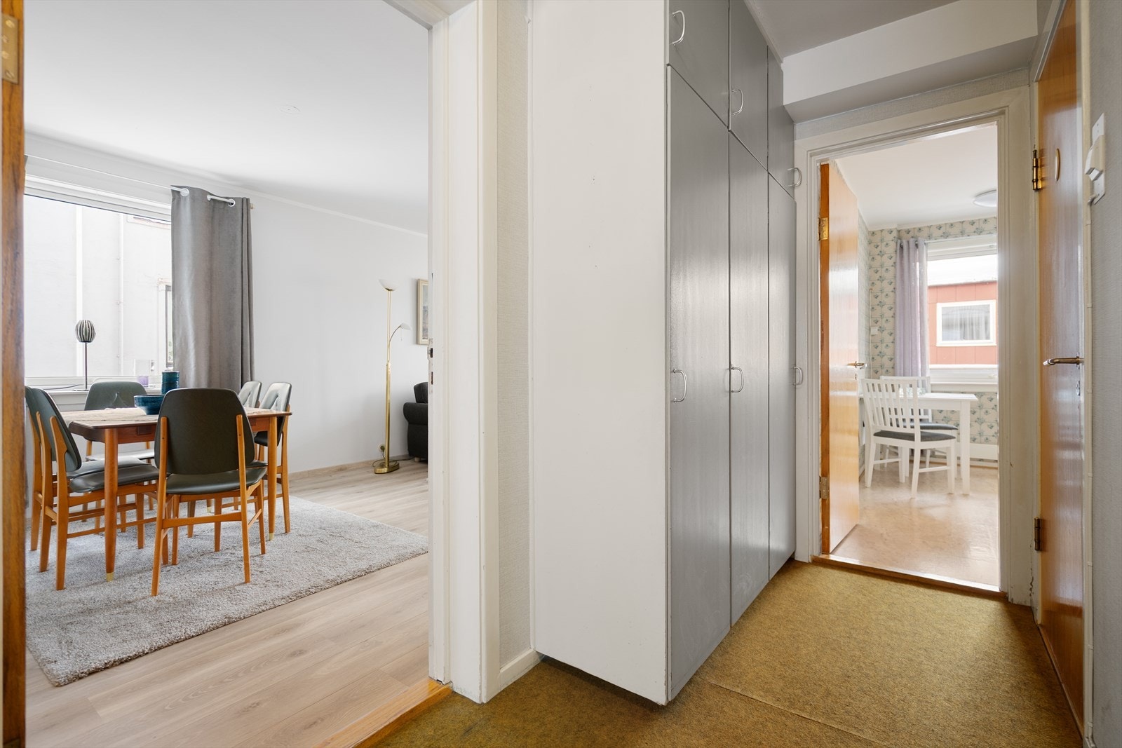 Velkommen inn! Romslig entré med plassbygde garderobeskap som gir godt med plass til oppbevaring av yttertøy Galleribilde