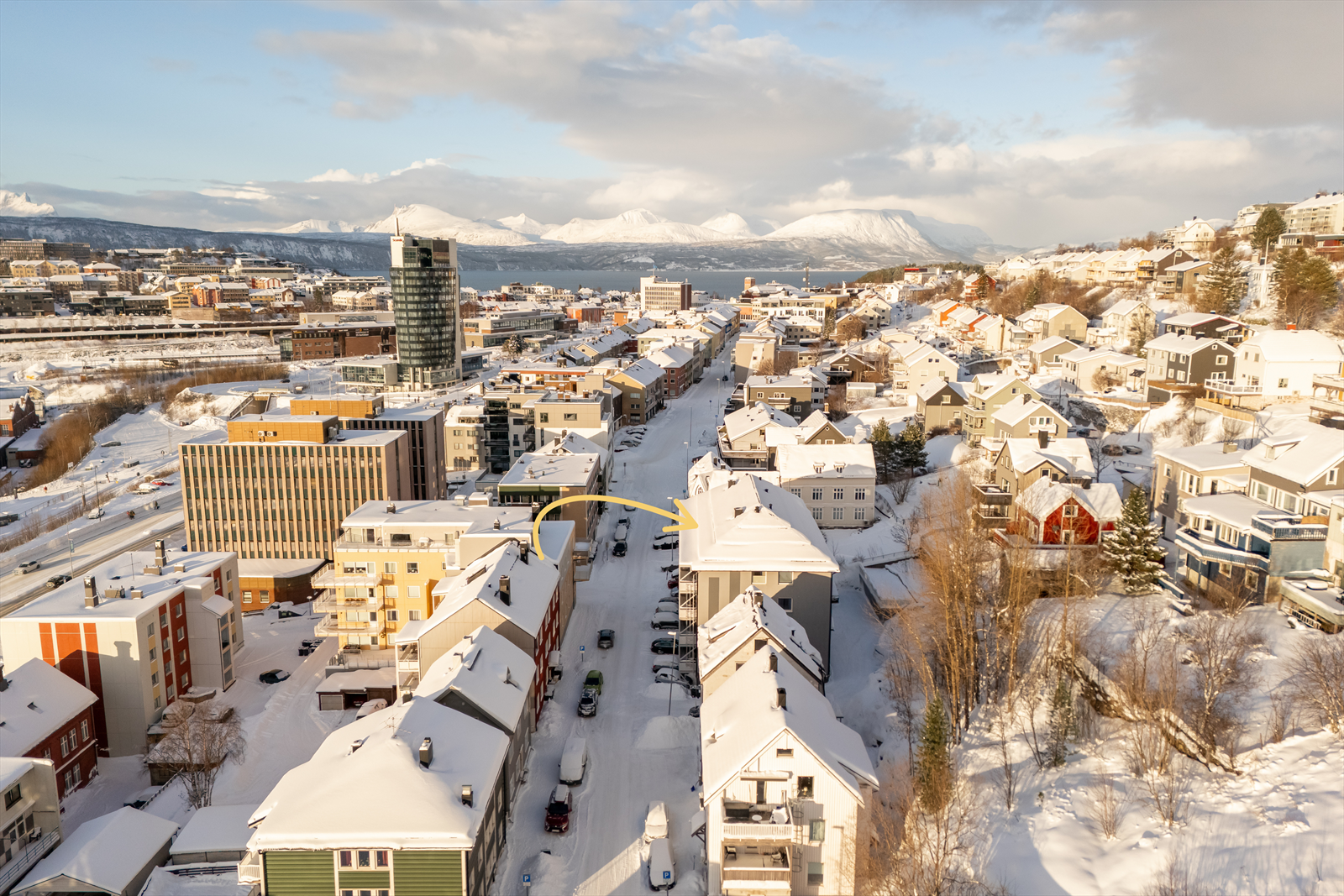 Leiligheten har stort potensial og ligger sentralt med kort avstand til sentrum og andre dagligdagse fasiliteter - perfekt for både byliv og friluftsliv Galleribilde