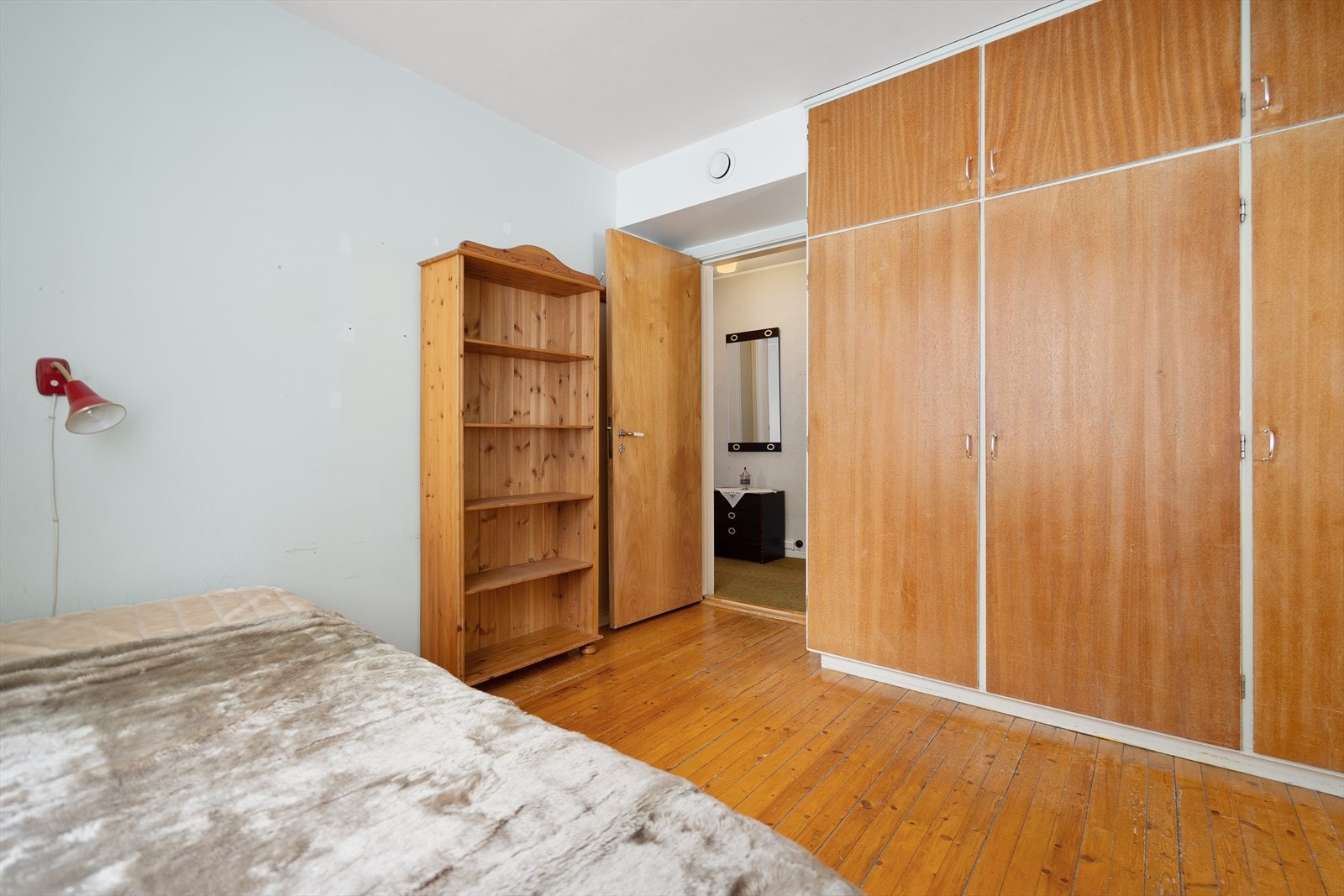 Soverom 2- plassbygd garderobeskap Galleribilde