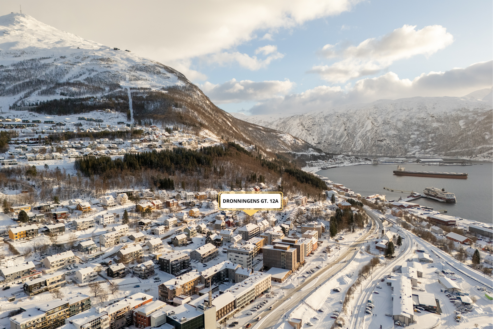 Ønsker du en leilighet med stort potensial, muligheter, 3 soverom og fin beliggenhet midt i sentrum? Da må du ta en titt på denne leiligheten! Galleribilde