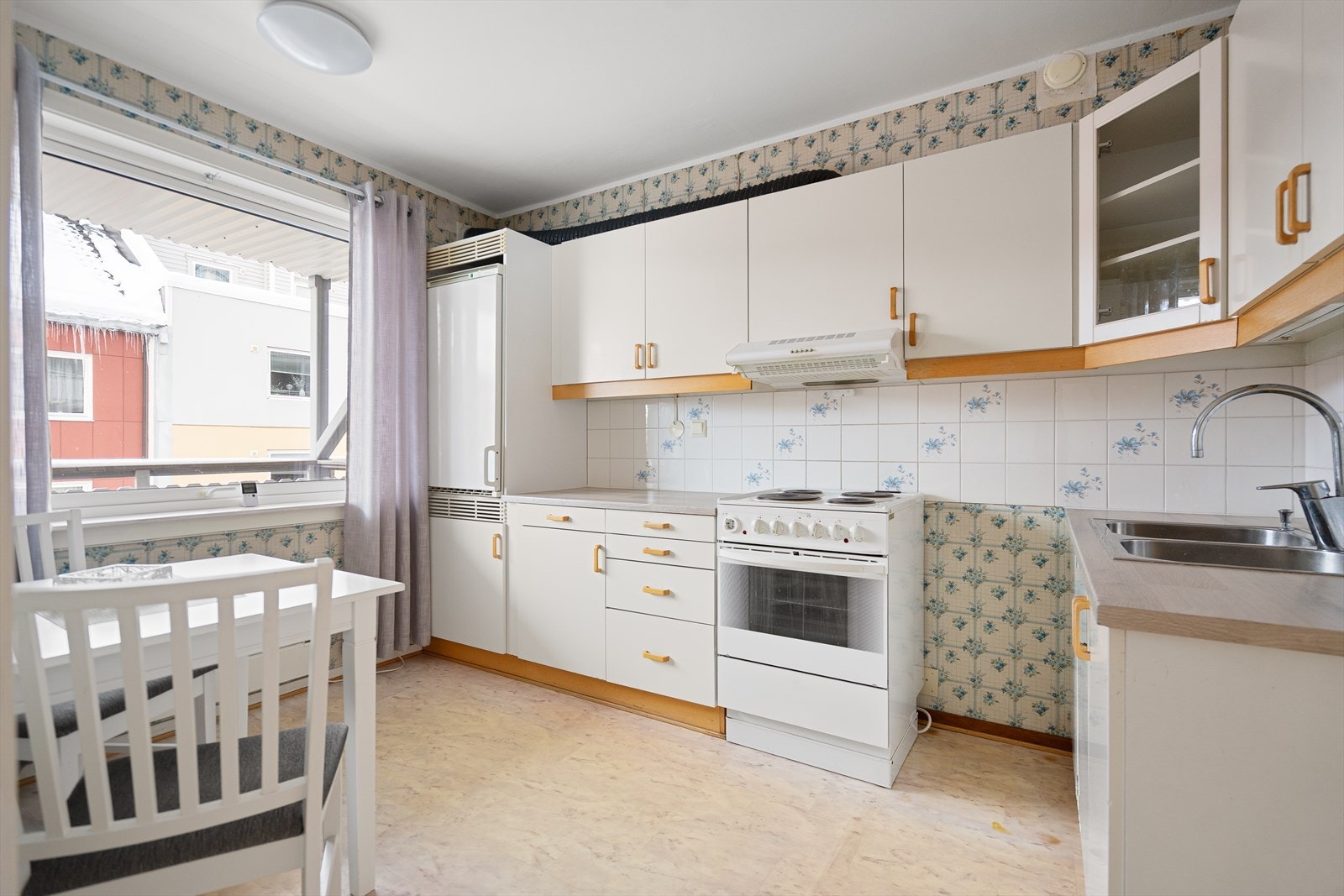 Praktisk kjøkken med behov for oppgradering Galleribilde