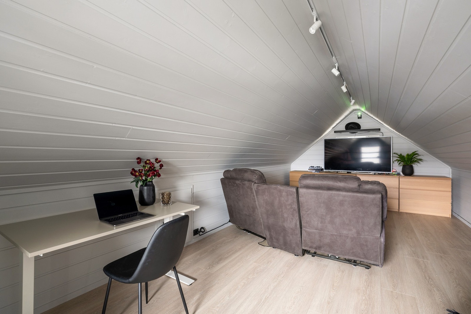 Her får man en egen tv sone med skråtak og takvinduer som gir både karakter og romfølelse. Galleribilde