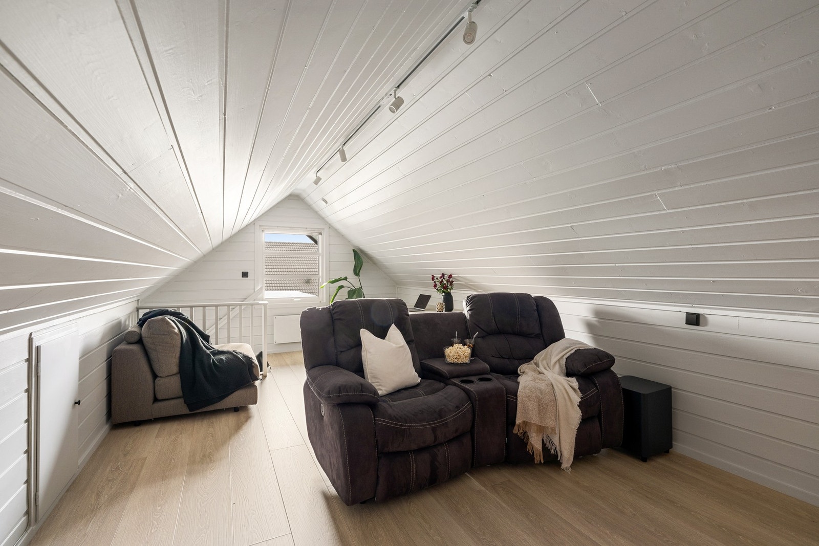 Stuen over garasjen er et av boligens høydepunkt. Galleribilde